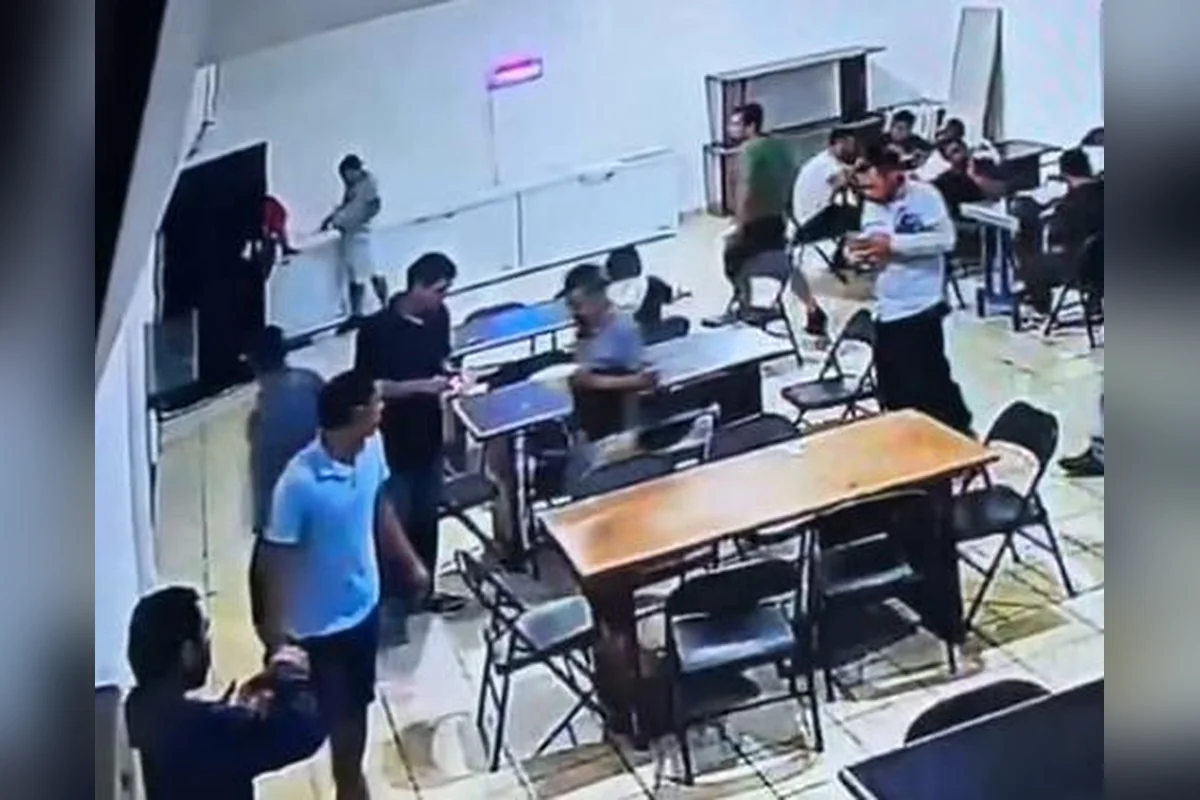 Maximino, al centro de camisa gris, se habría sentido mal de salud en el área del comedor y caminó al consultorio para recibir atención, pero ahí se desvaneció. Foto: Patrulla Espiritual.