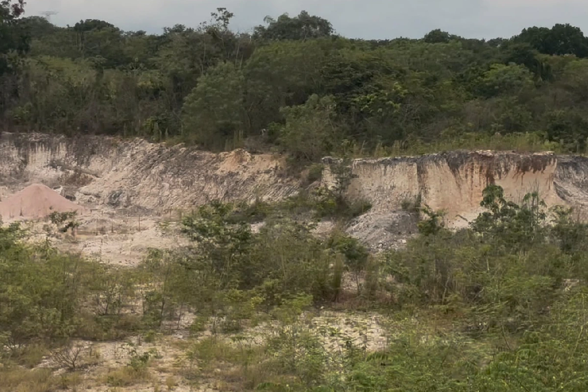 El paisaje interrumpido por sascaberas y otras explotaciones en la zona.