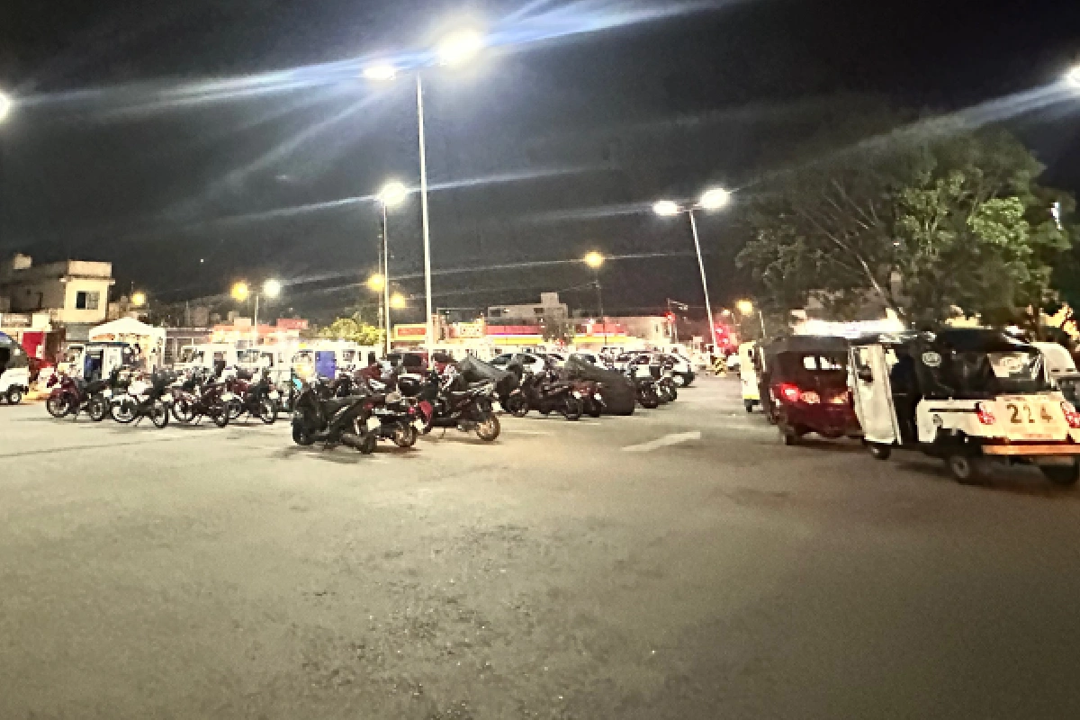 Los paraderos de Playa del Carmen tienen mucha actividad a altas horas de la noche.
