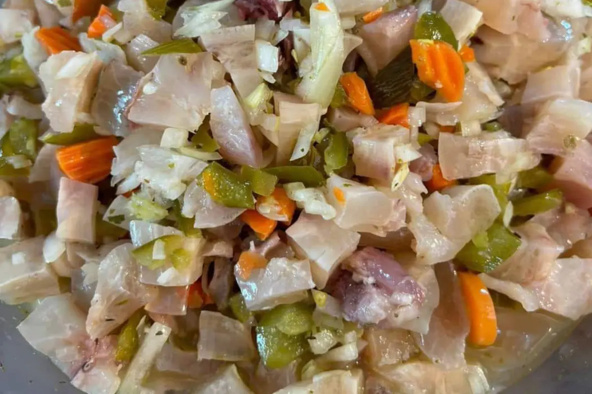 Pata de res en vinagre con zanahoria y chiles en escabeche