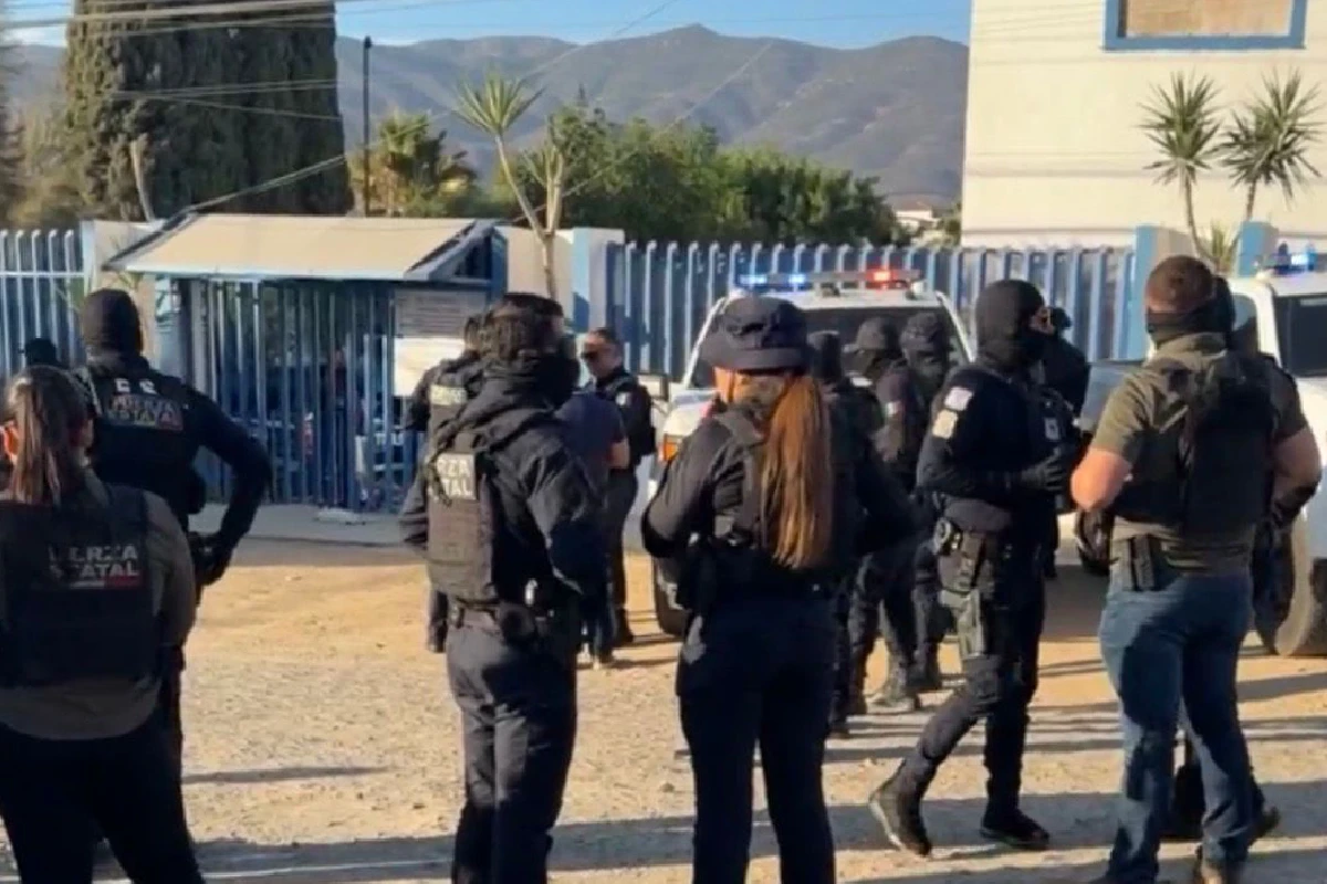Policías estatales y federales, así como miembros de la Marina, llevan a cabo el operativo en la colonia Mariano Matamoros, en donde se localiza la clínica. Foto: Patrulla Espiritual.