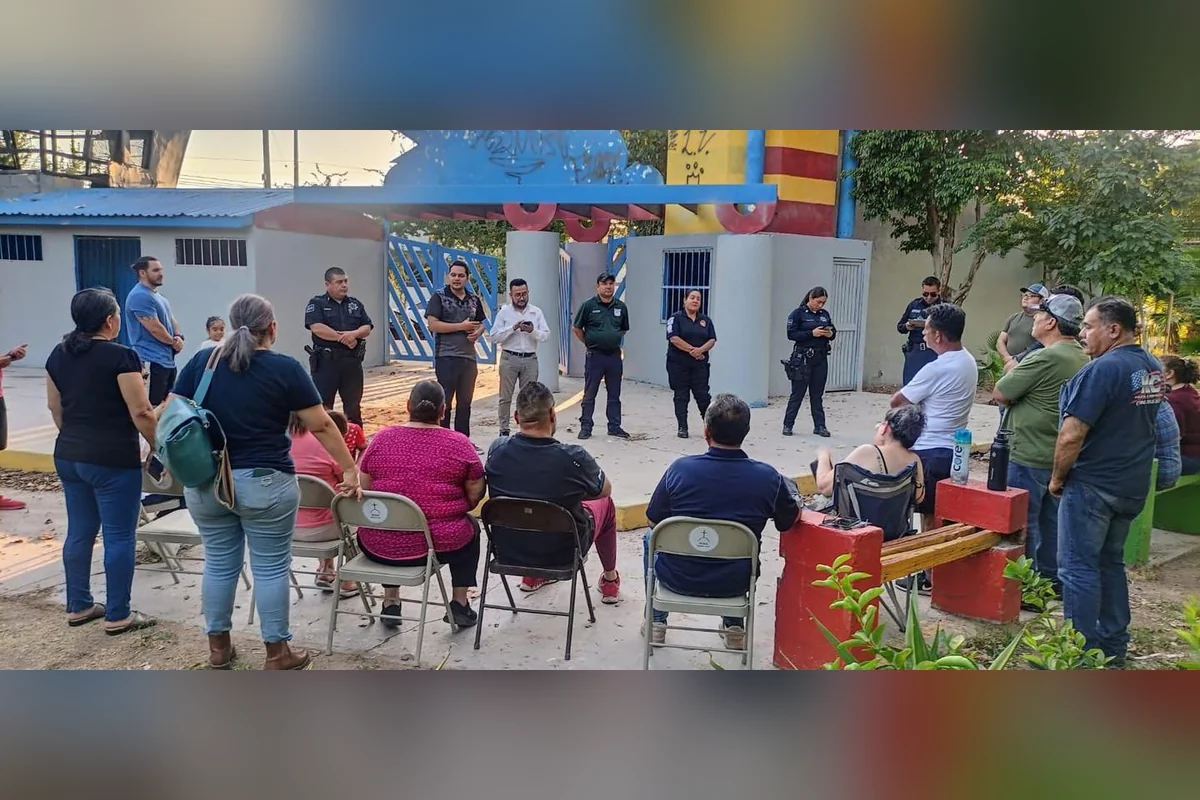 Agentes de la Policía Estatal y de los municipios se reúnen con colonos para tratar de limpiar la imagen que se tiene por ilícitos cometidos por uniformados. Foto: Policía Tijuana.