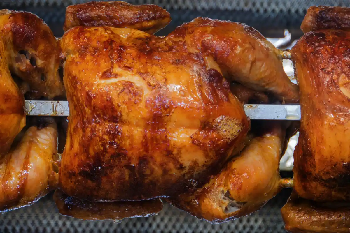 Acercamiento de un pollo rostizado entero