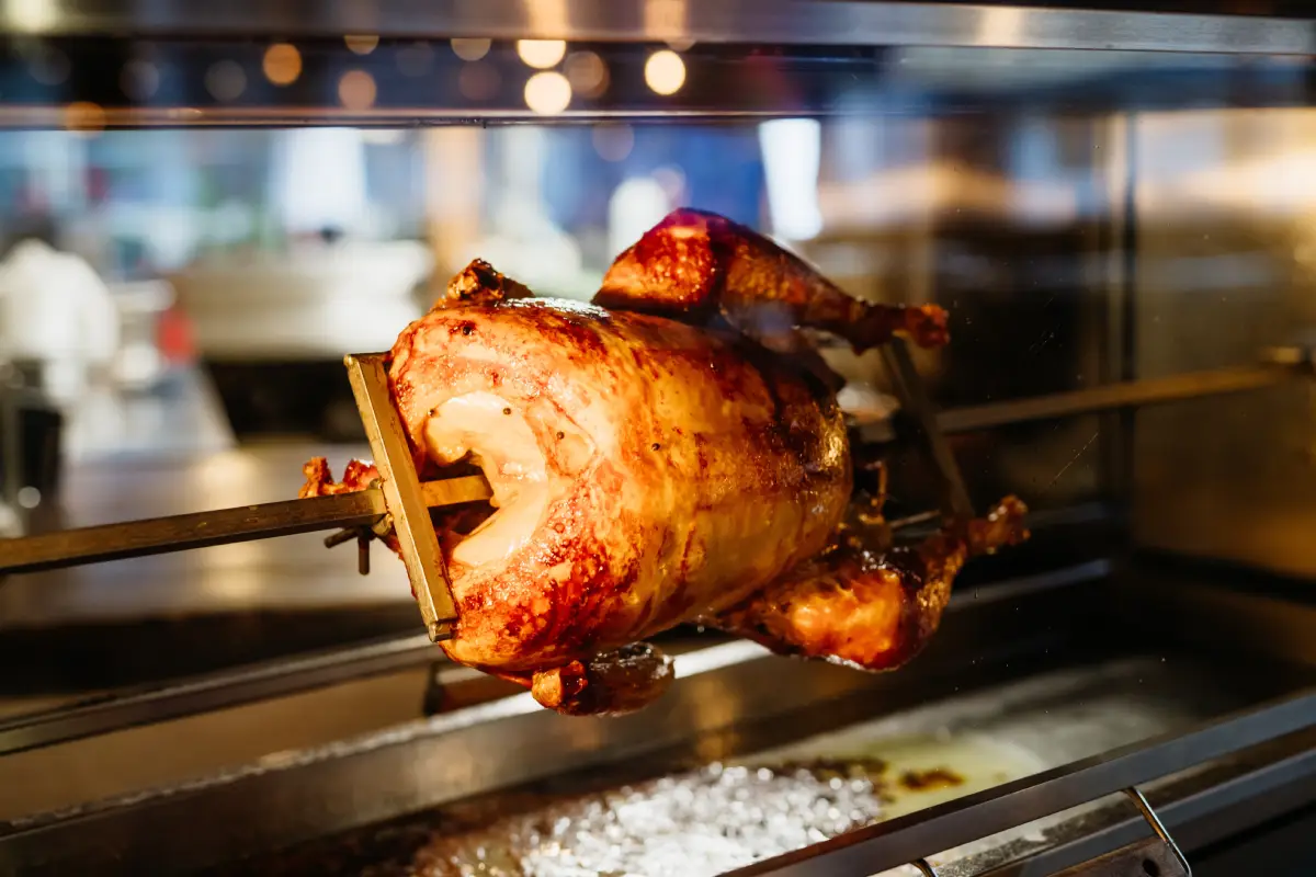 Pollo rostizado al interior de un horno