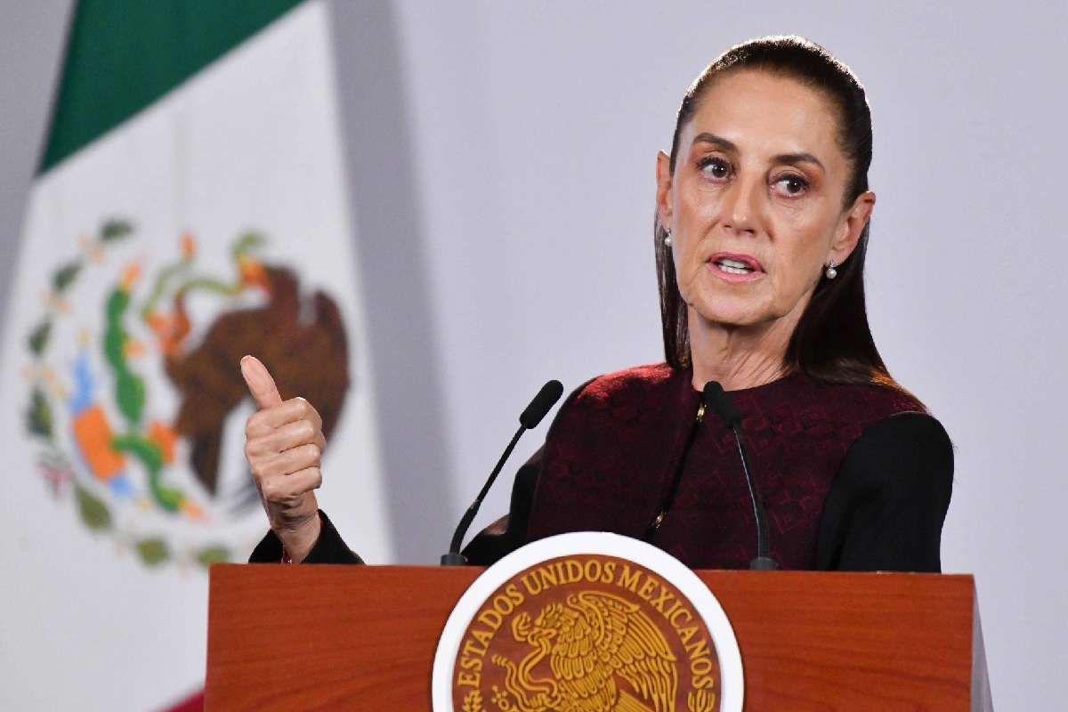Sheinbuam durante su conferencia de prensa, señalando con el pulgar hacia atrás 