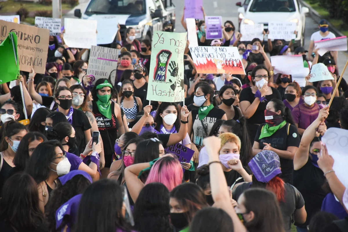 Colectivos feministas en Quintana Roo han salido en múltiples ocasiones a las calles para exigir el fin de las agresiones que sufren las mujeres. El estado está entre los primeros lugares de violencia de género. Foto: Cuartoscuro.