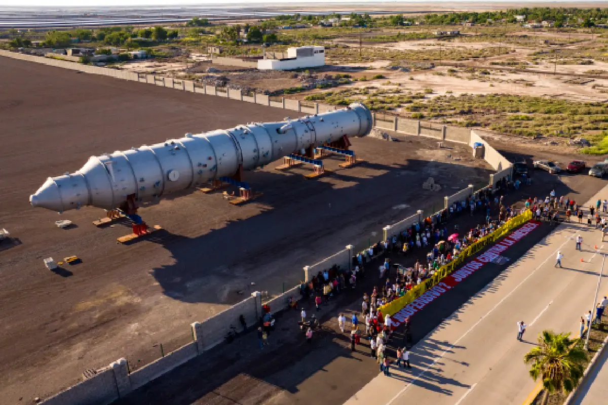 Greenpeace y ¡Aquí No! despliegan manta de 30 metros contra planta de amoníaco en Topolobampo