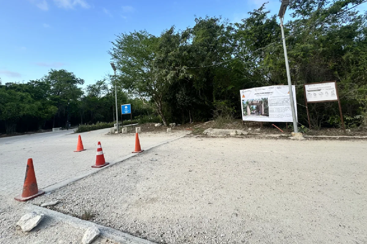 La acumulación masiva de sargazo y el uso intensivo de maquinaria pesada para removerlo destruyeron el acceso a Punta Esmeralda.