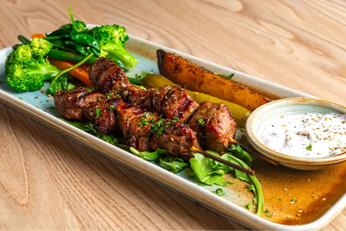 slouvaki griego con tzatziki