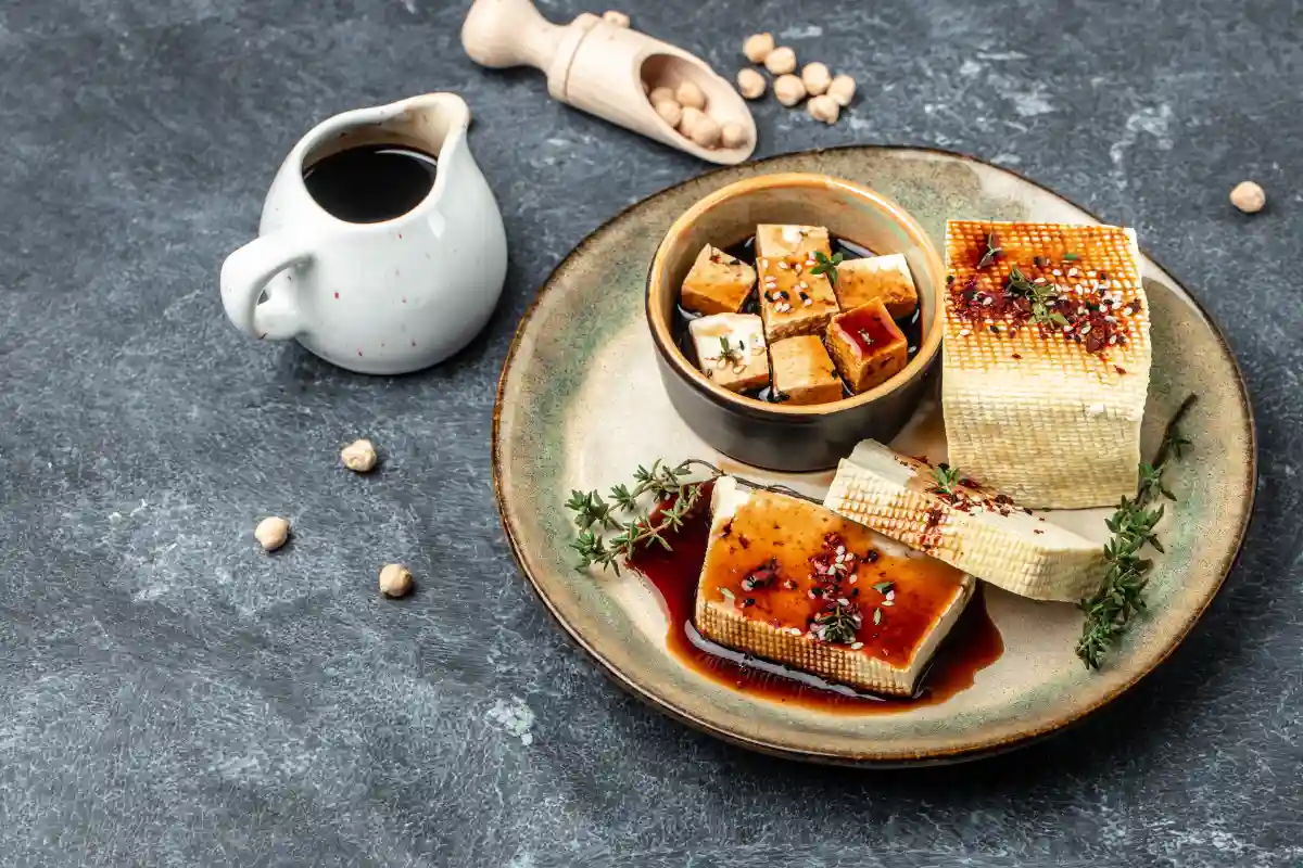 Plato con tofu y salsa soya