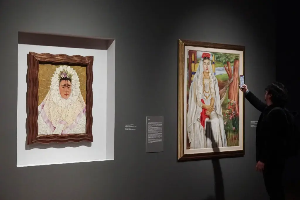 Entre las obras presentes, se encuentran trabajos de artistas como Frida Kahlo, Diego Rivera, Rufino Tamayo, etc.
