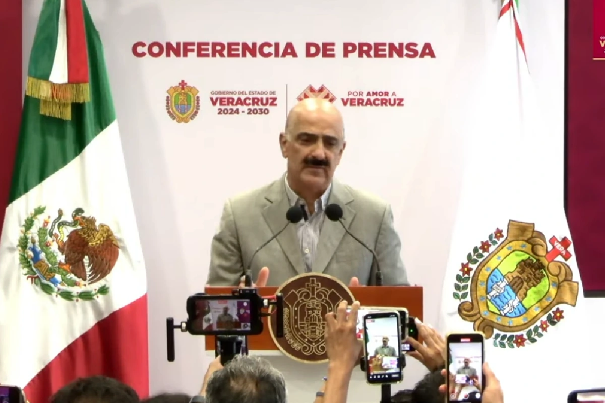 Retrato del diputado federal Zenyazen Escobar García vistiendo camisa roja con logotipos de Morena y sombrero de ala ancha claro durante una intervención pública.