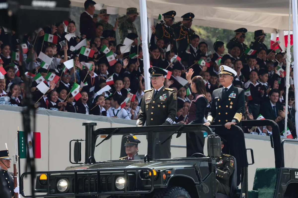 Sheinbaum llama a nuevos cadetes militares a poner a México por encima de intereses particulares