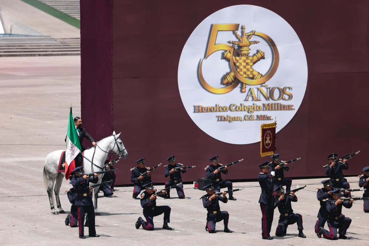 Sheinbaum llama a nuevos cadetes militares a poner a México por encima de intereses particulares