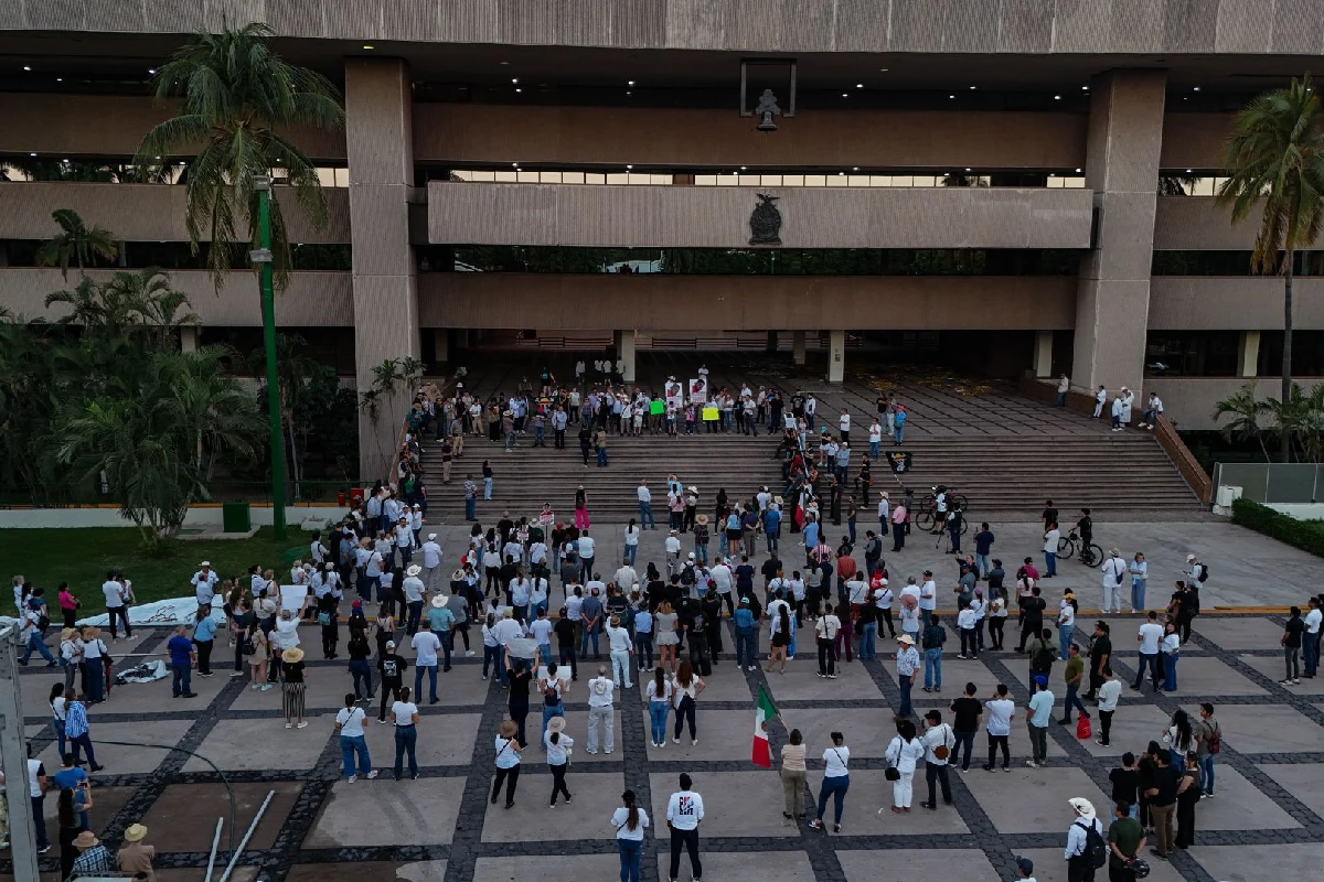 Colectivos ciudadanos y familiares de desaparecidos exigen frenar la crisis de seguridad que azota a Sinaloa.