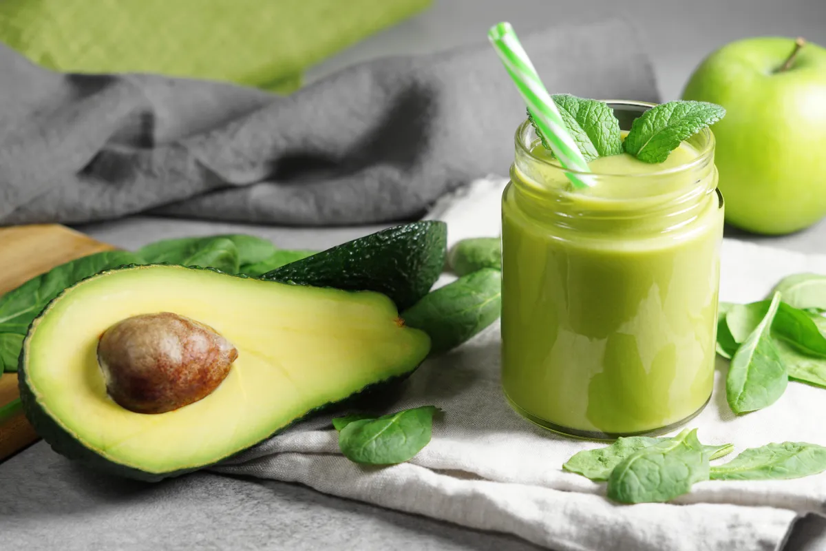 vaso de smoothie de aguacate