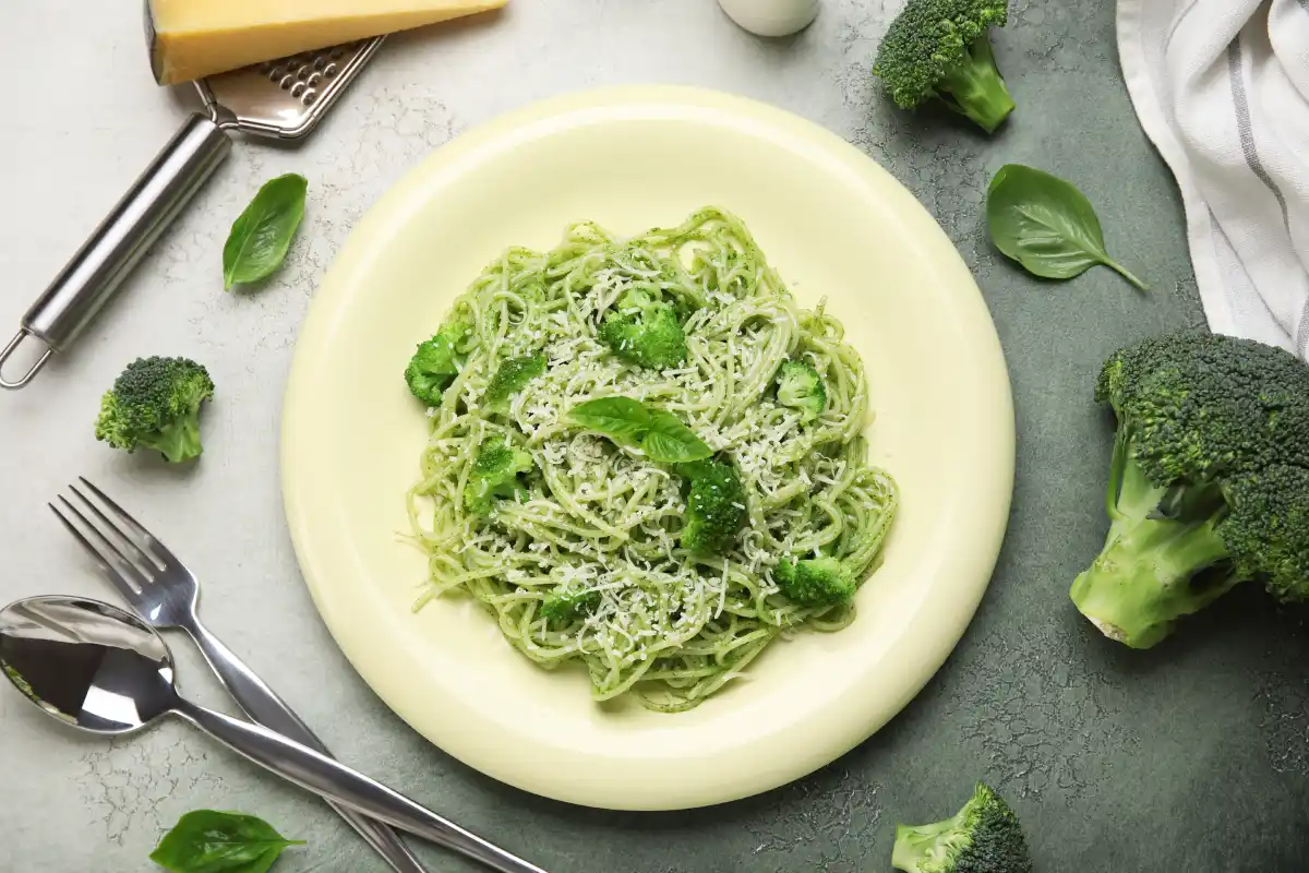spaguetti verde con brócoli