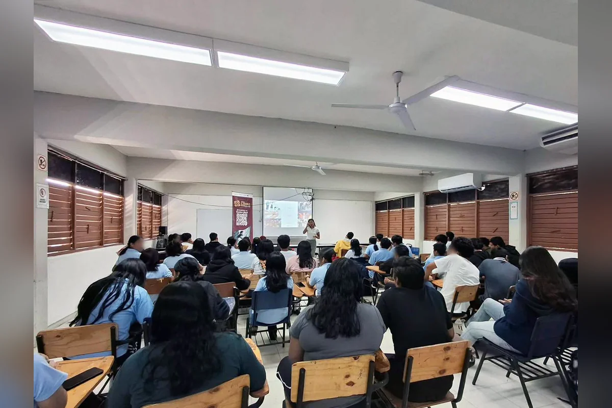 Jovenes de Quintana Roo reciben pláticas de especialistas en salud mental sobre los comportamientos a detectar de un amigo o un familiar. Foto: Semujeres.