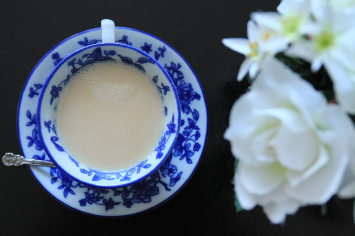 Taza de té con leche