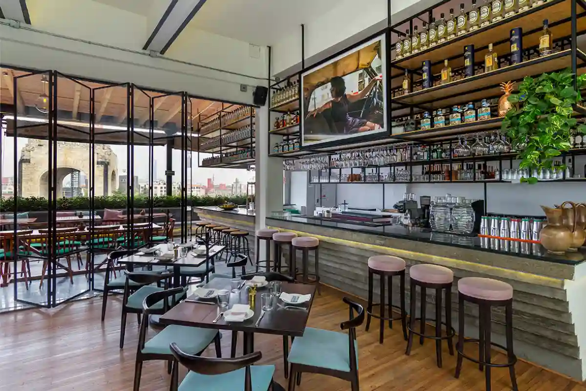 Interior de un restaurante con vista al Monumento a la Revolución