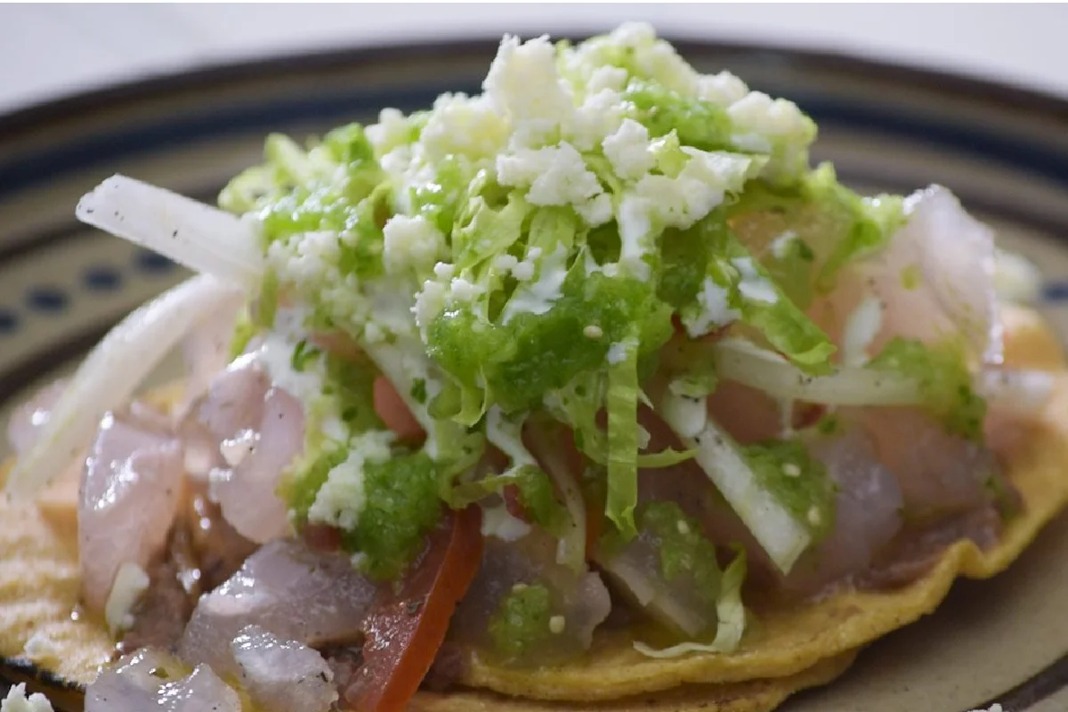 Tostadas de pata de res en vinagre y salsa verde