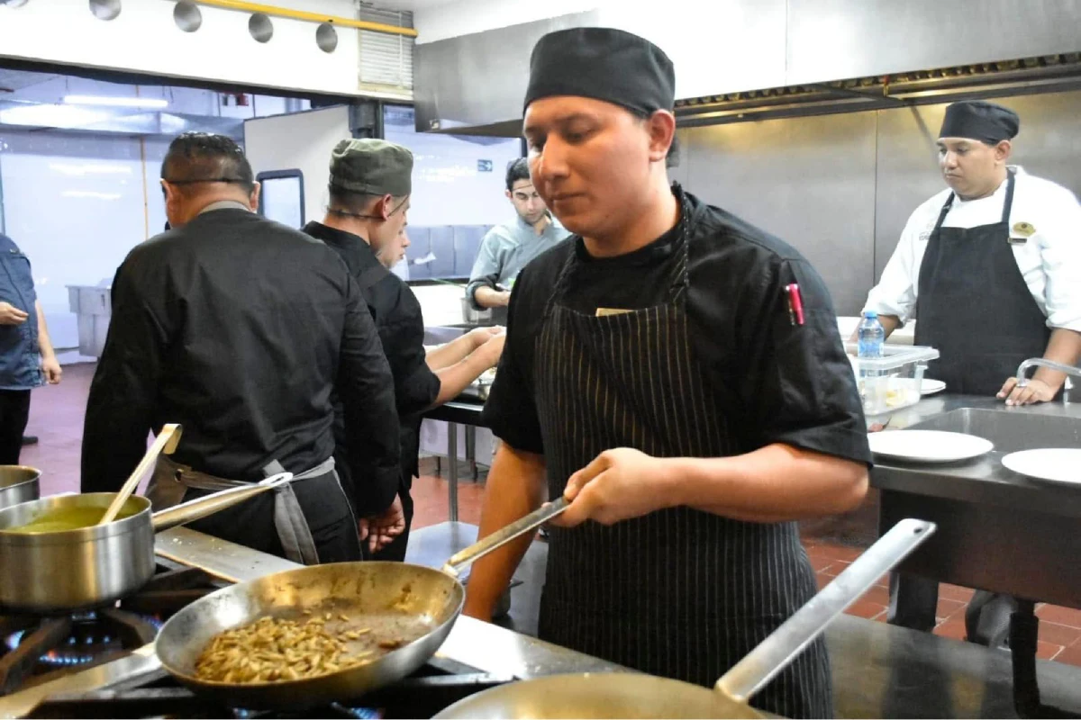 Algunos empleados, para subsistir, se regresan a sus lugares de origen o bien en sus casas venden alimentos preparados como si estuvieran en el hotel. Foto: Verónica Fajardo.