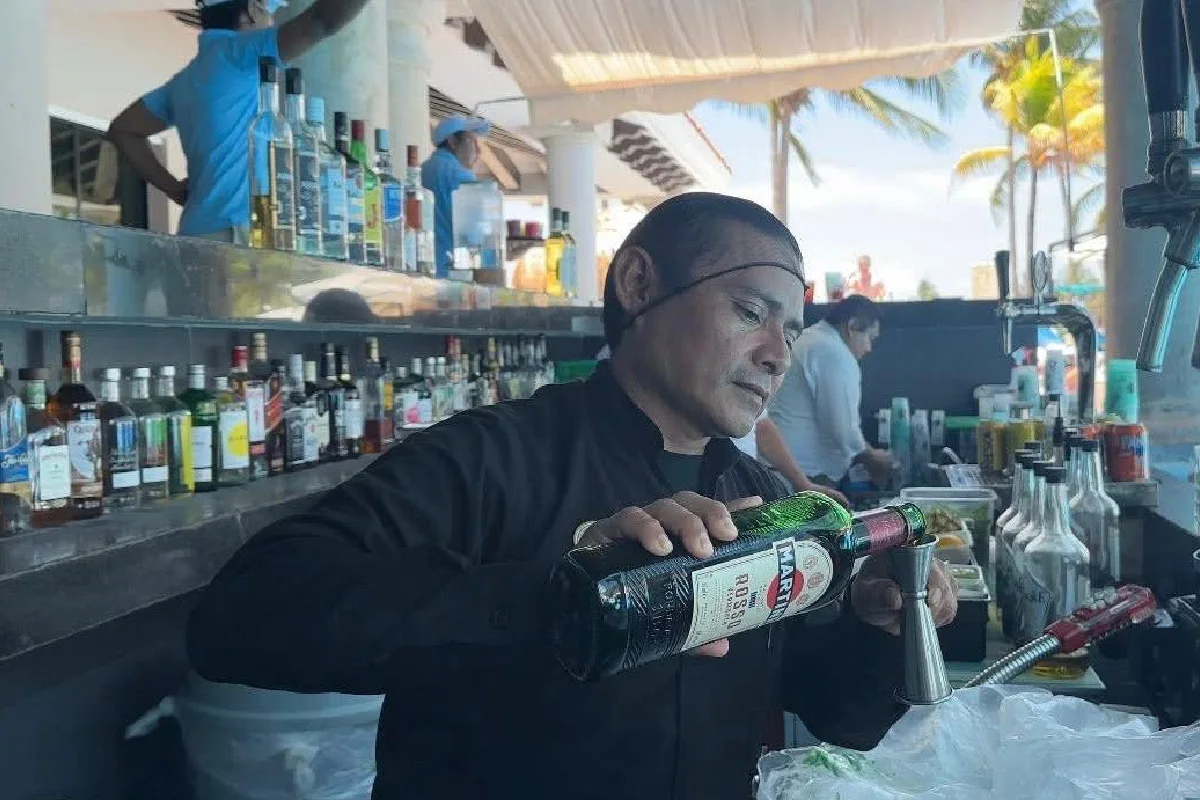 La baja temporada del turismo obligó a varios de los empleados a buscar otras formar de ingreso, muchas veces en el comercio informal . Foto: Verónica Fajardo.