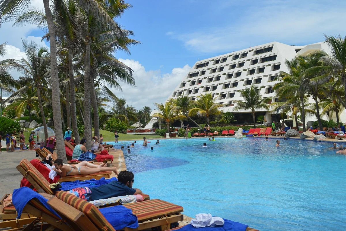 La ocupación baja en Cancún y la región impacta directamente en las propinas que perciben los trabajadores locales.