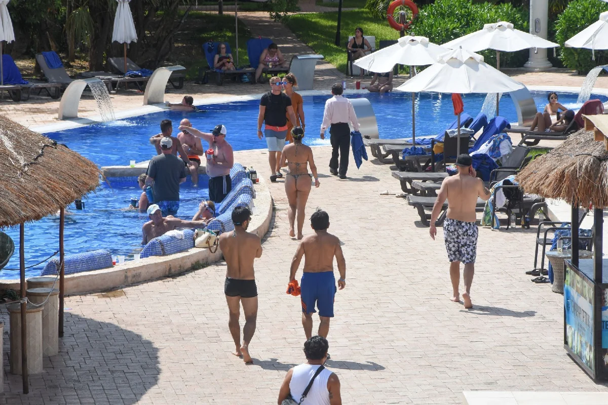 El aumento desmedido de la capacidad hotelera también ha jugado en contra de los trabajadores locales.